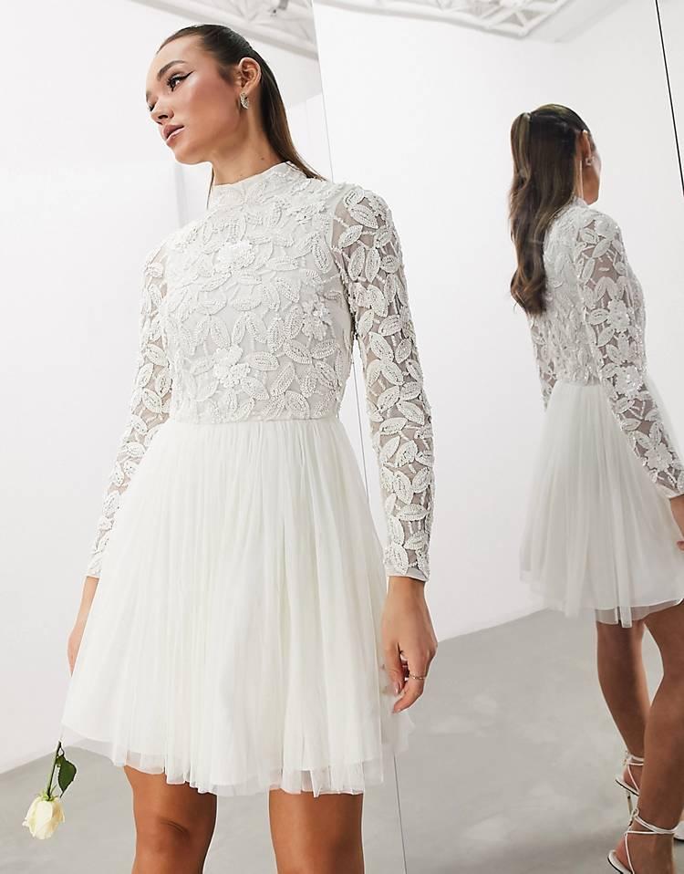 vestido de novia corto con encaje en el top