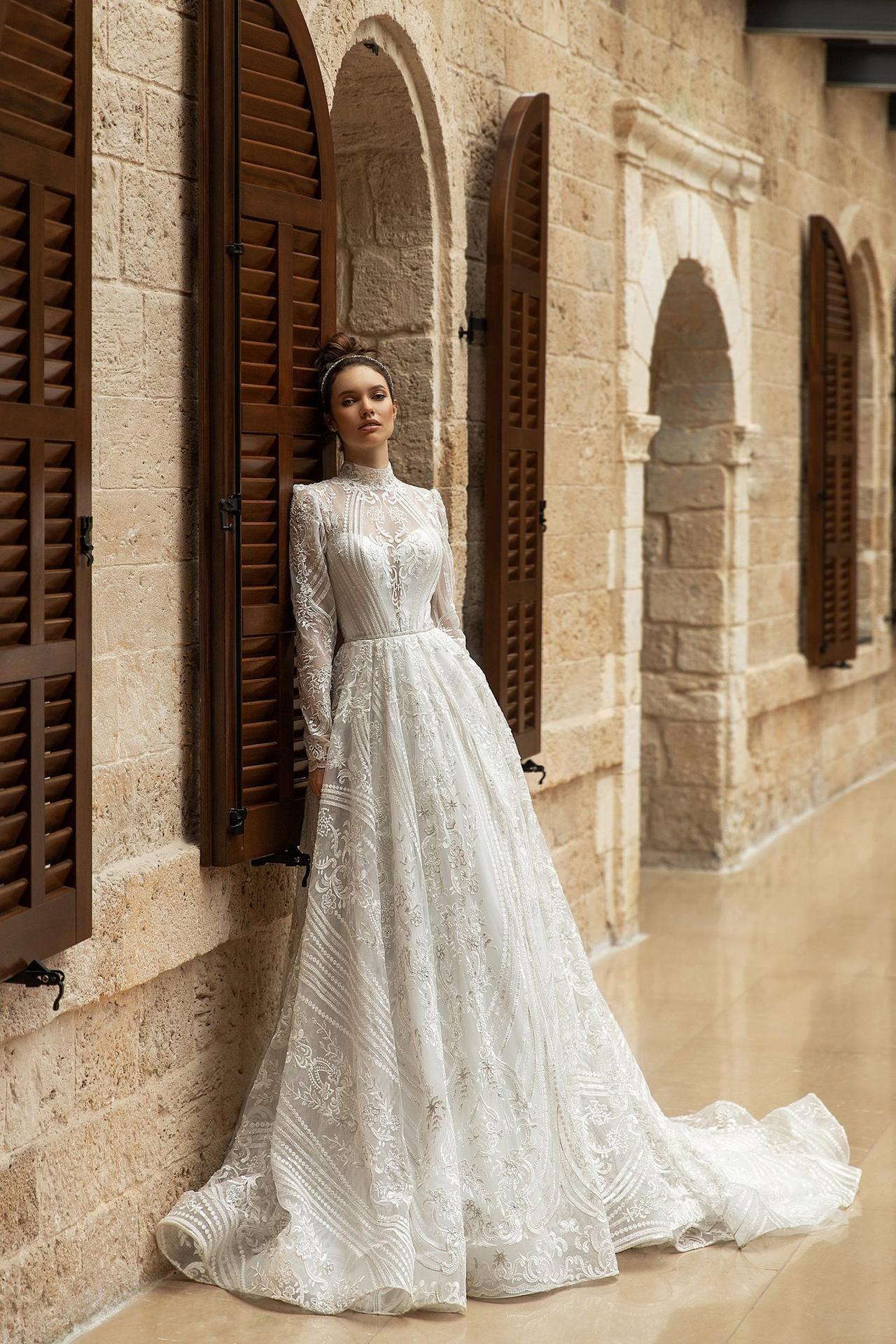 Vestidos de novia con escote cisne: la tendencia más elegante que trae el  2023