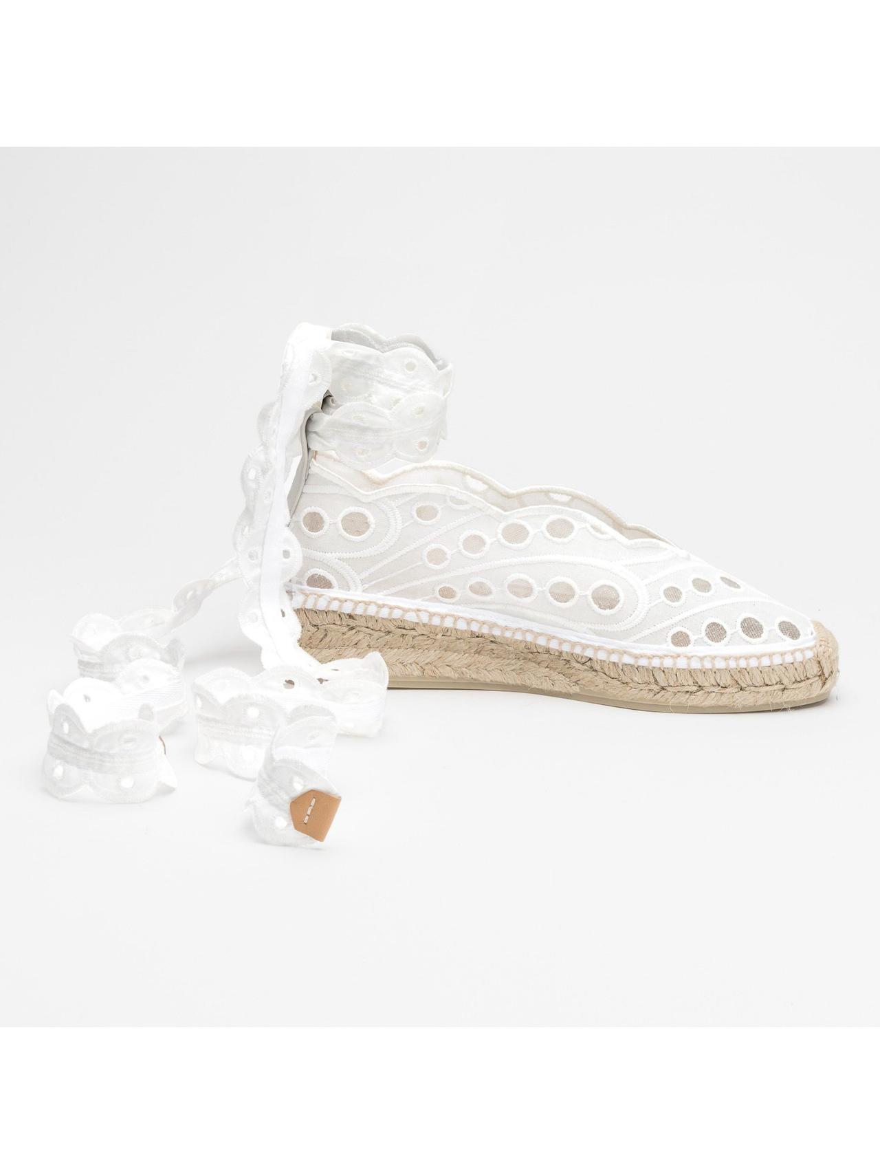 ideas de zapatos de novia para un matrimonio en playa