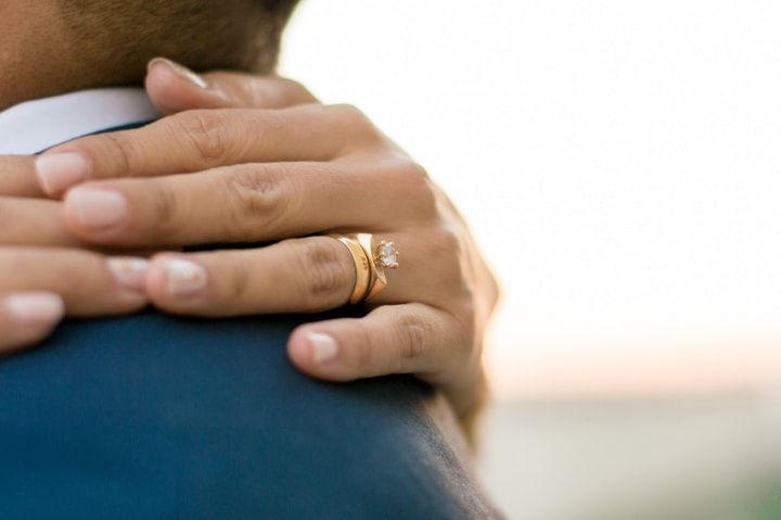 foto de anillo de compromiso y matrimonio