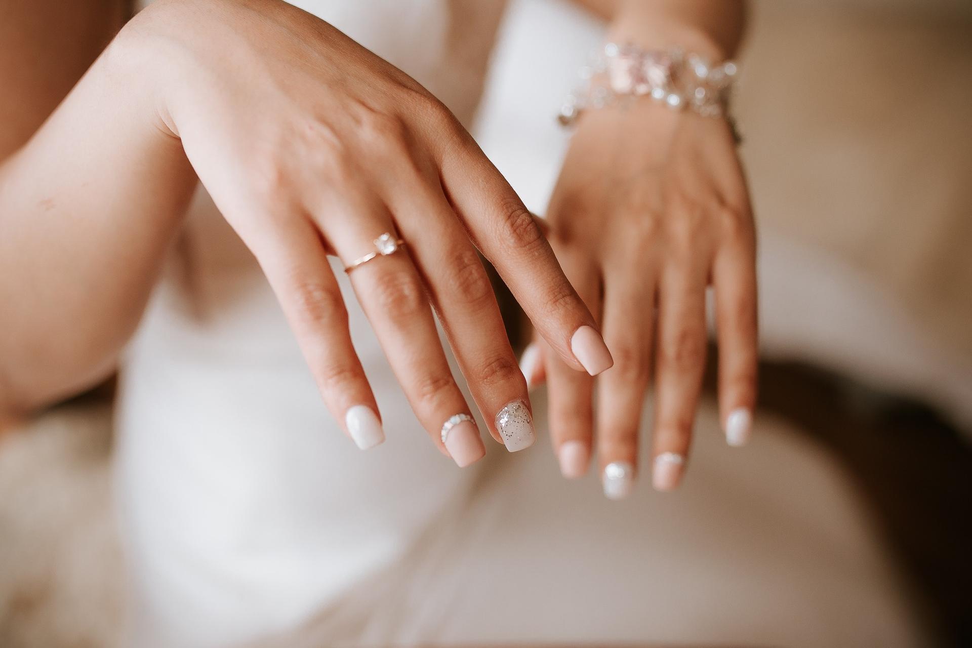 55 ideas de diseños de uñas para novias