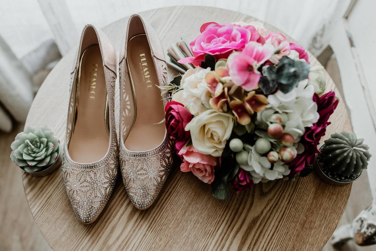 7 preguntas antes de comprar tus zapatos de novia  Zapatos color novia, Sandalias  novia, Zapatos de boda