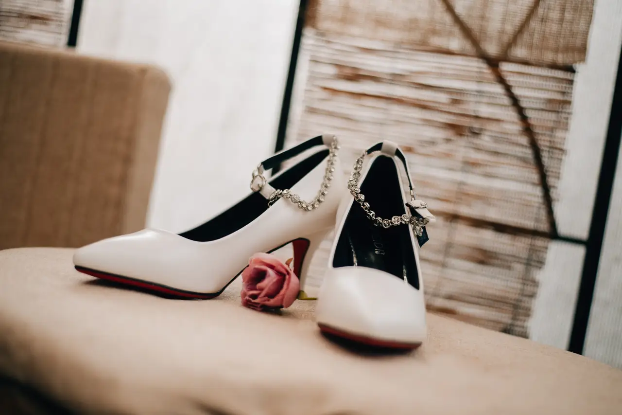 Beca ignorancia Más bien 8 zapatos de novia de taco alto para elegir