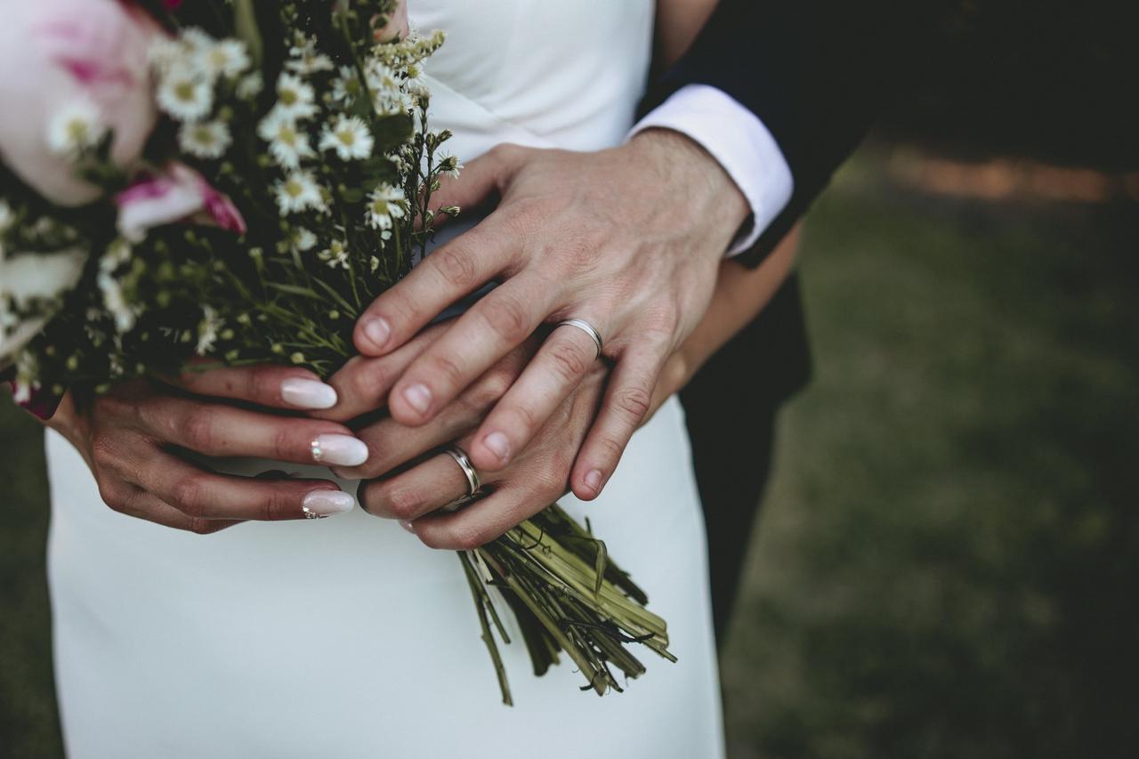 detalles de pareja y ramo de flores