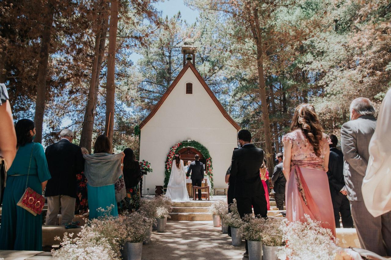 Qué dice el protocolo sobre la vestimenta de la novia en un casamiento por  iglesia?