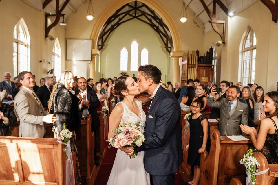 boda en la iglesia, novios que se besan