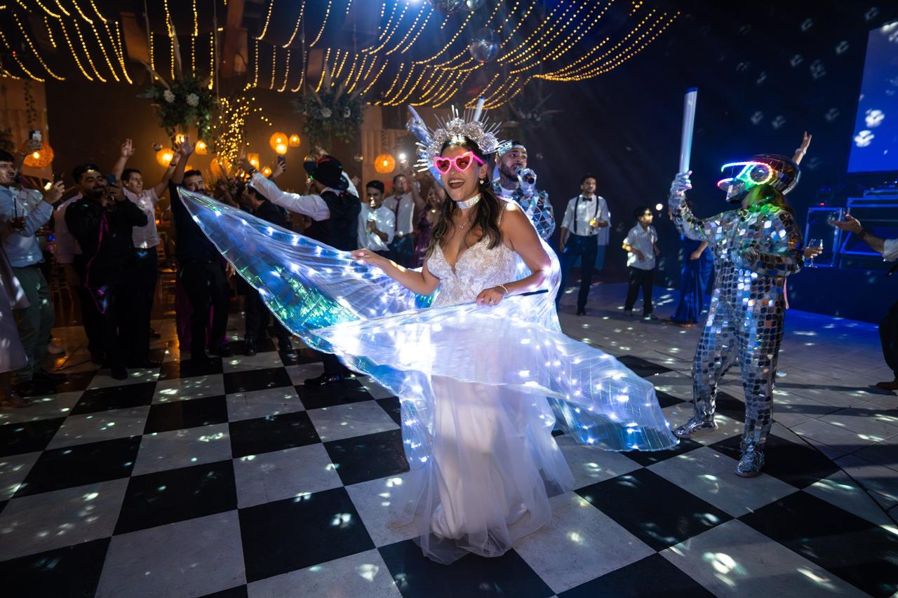 novia que baila en su fiesta de boda - música reggaetón