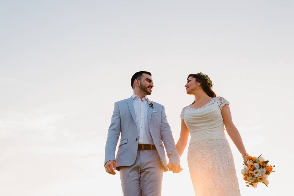 Trajes de novio para un matrimonio en la playa: descubre la mejor tenida para ti