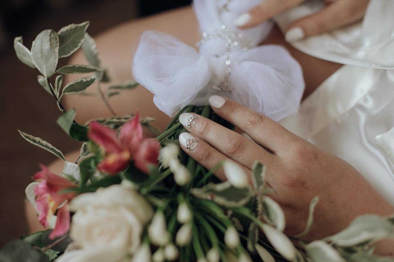 manicure de uñas blancas