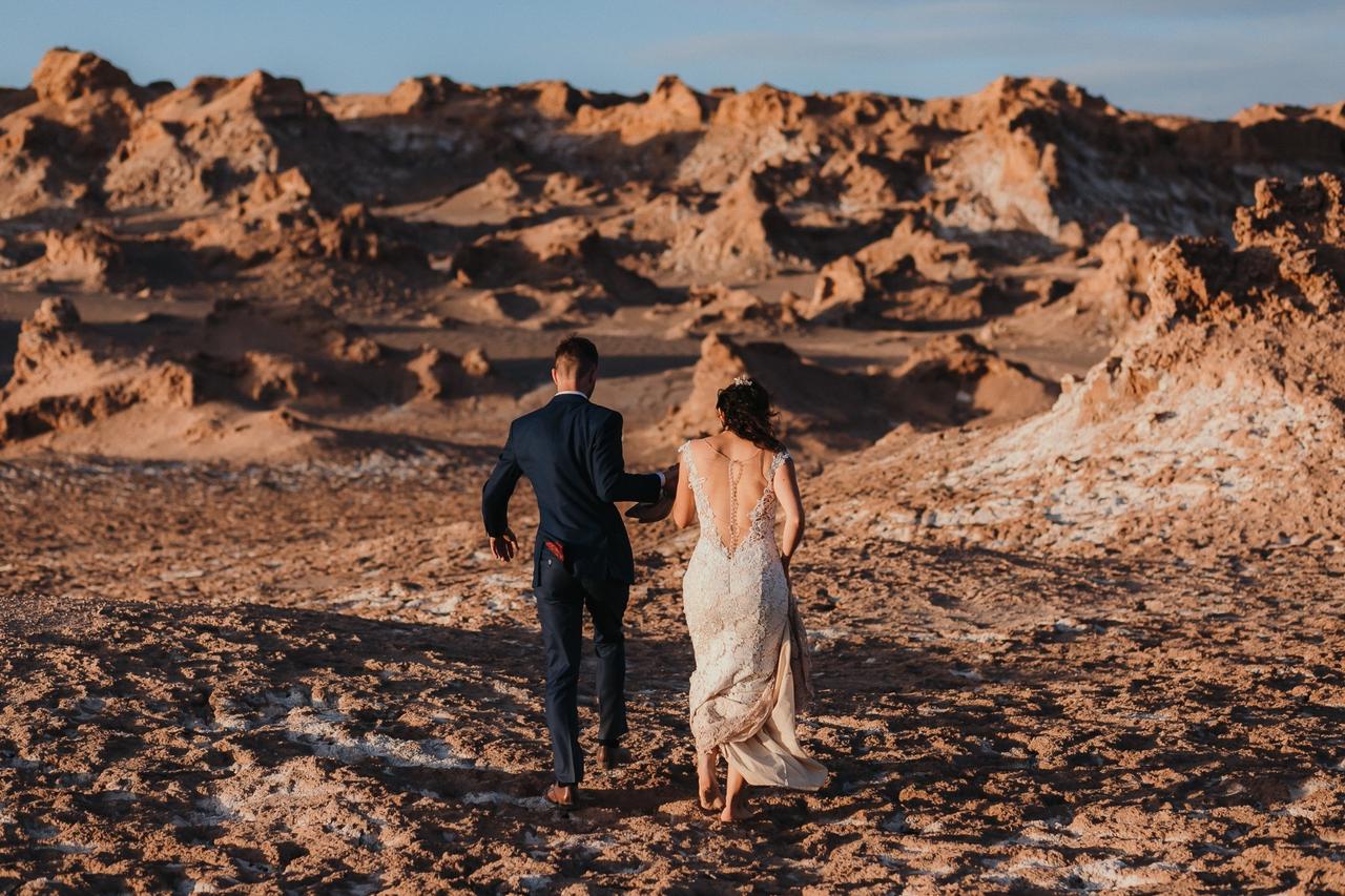pareja caminando en el desierto