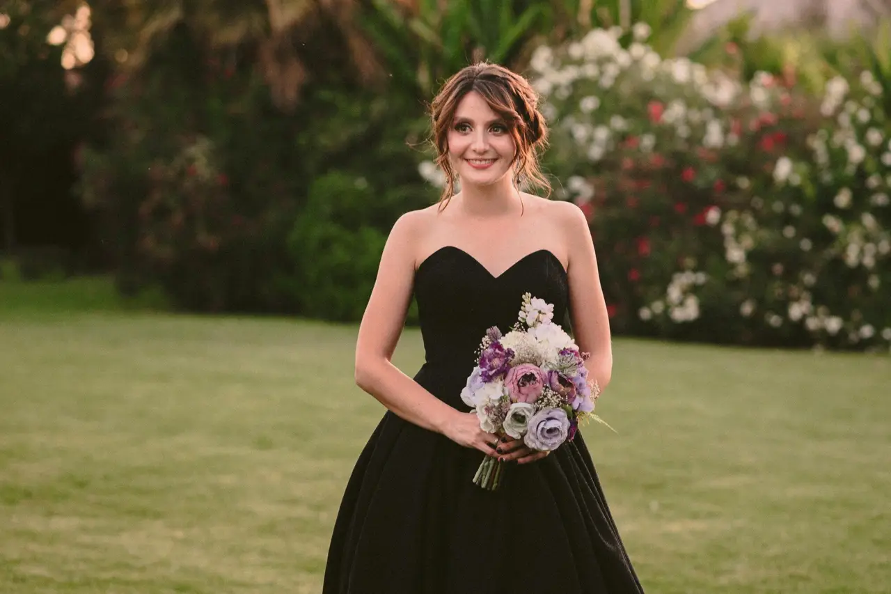 relajado Petición Elevado El significado de casarse con un vestido de novia negro