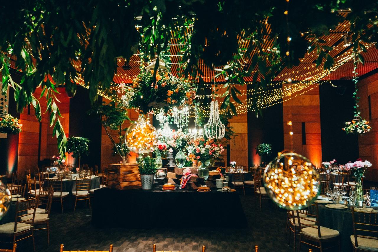 frascos de vidrio con luces