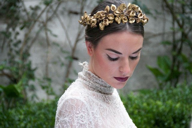 30 peinados de novia con tiara Pasión por los accesorios