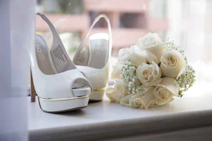 Aplicaciones brillantes en los zapatos de novia