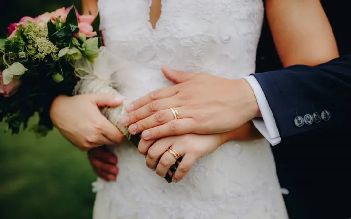 Los anillos de oro para el matrimonio
