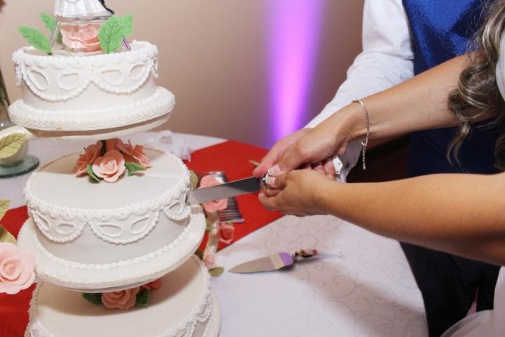 Tradiciones en torno a la torta de matrimonio: ¿qué se mantiene y qué no?