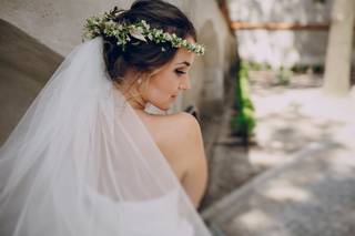 La novia con corona de flores y un velo