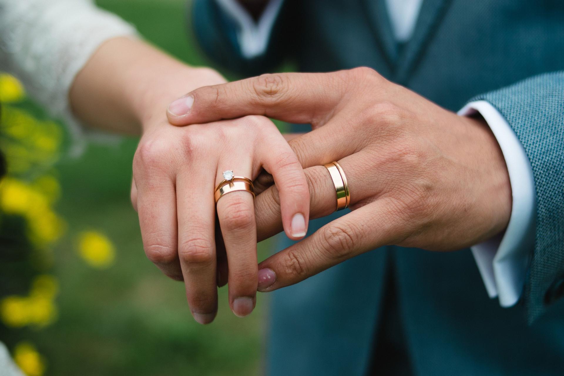 En Qué Mano Van Los Anillos De Matrimonio Y Compromiso En Chile