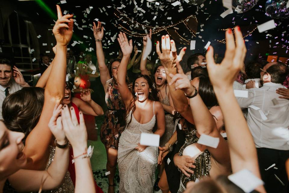 Las 30 canciones más virales de TikTok para la fiesta de matrimonio