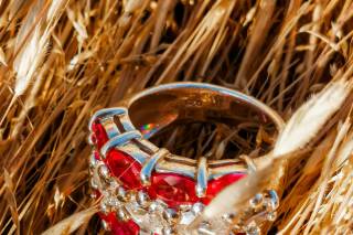 anillo con piedras rojas