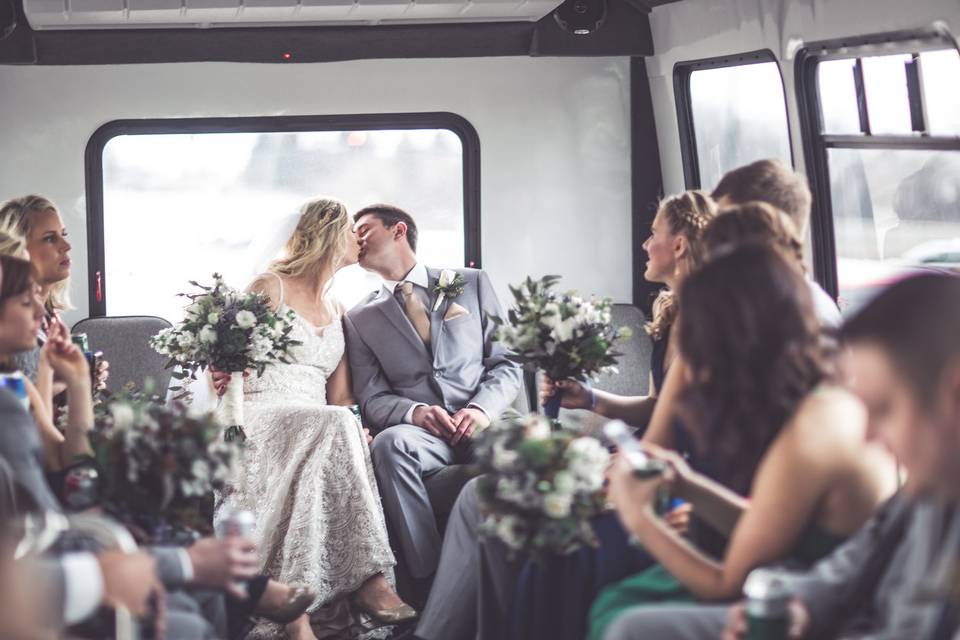 Cómo elegir el transporte para los invitados a la boda: 5 consejos para que todo vaya sobre ruedas