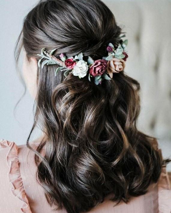 15 Peinados con Flores que te harán lucir más Bella