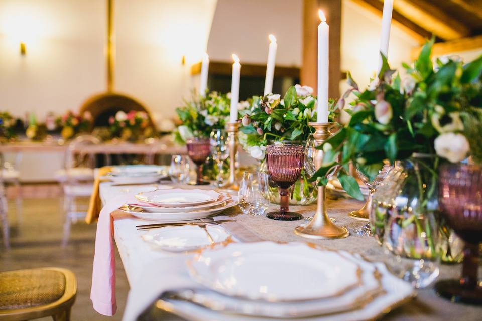 mesa con mantel rosado y velas