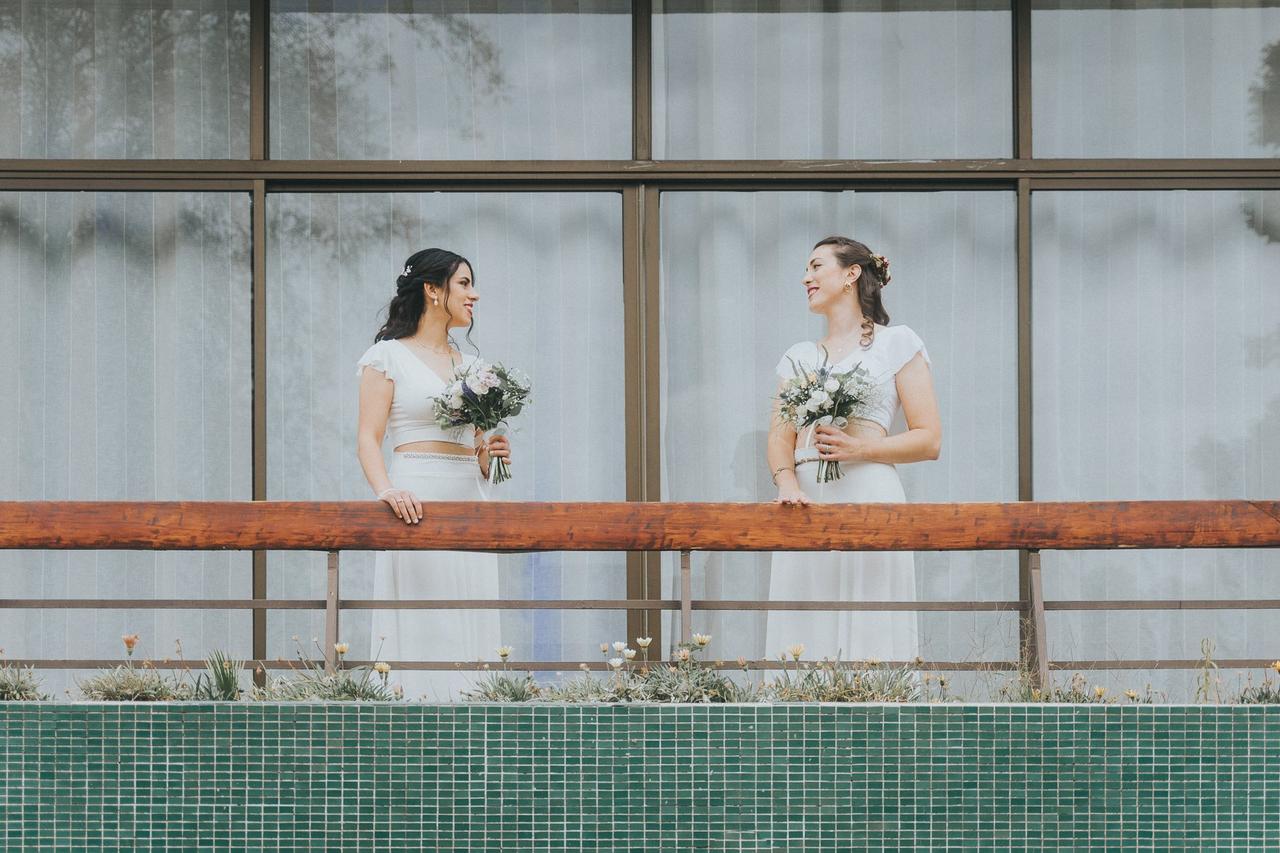 Novias posando de novias fuera de una casa