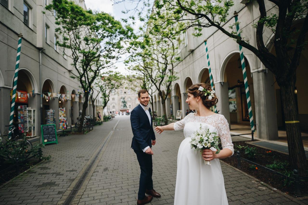pareja vestidos de novios