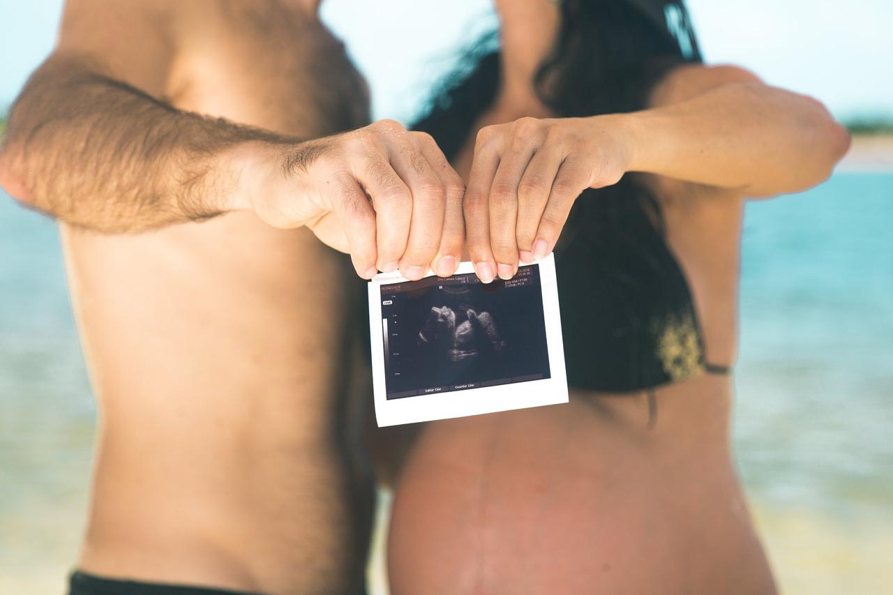 pareja muestra un ultrasonido