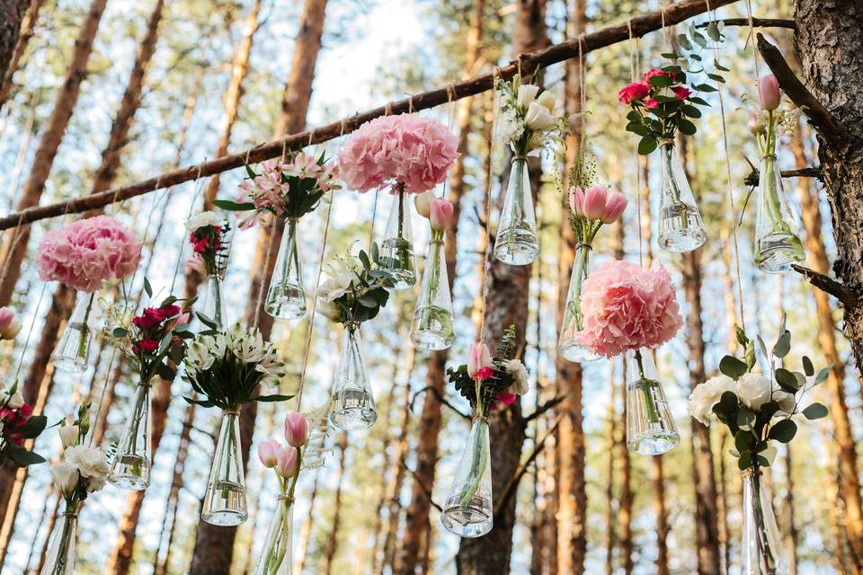 frascos de vidrio colgantes con flores