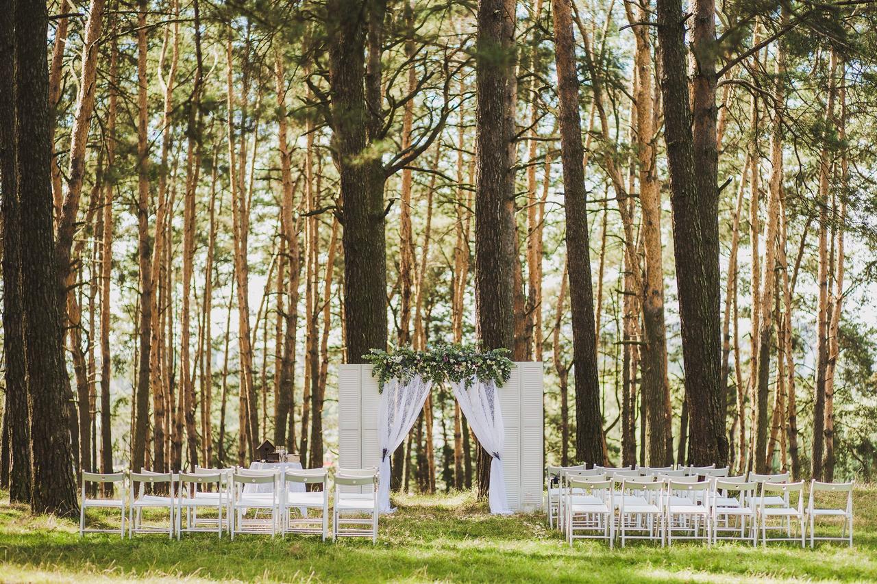 Altar de matrimonio con decoración campestre