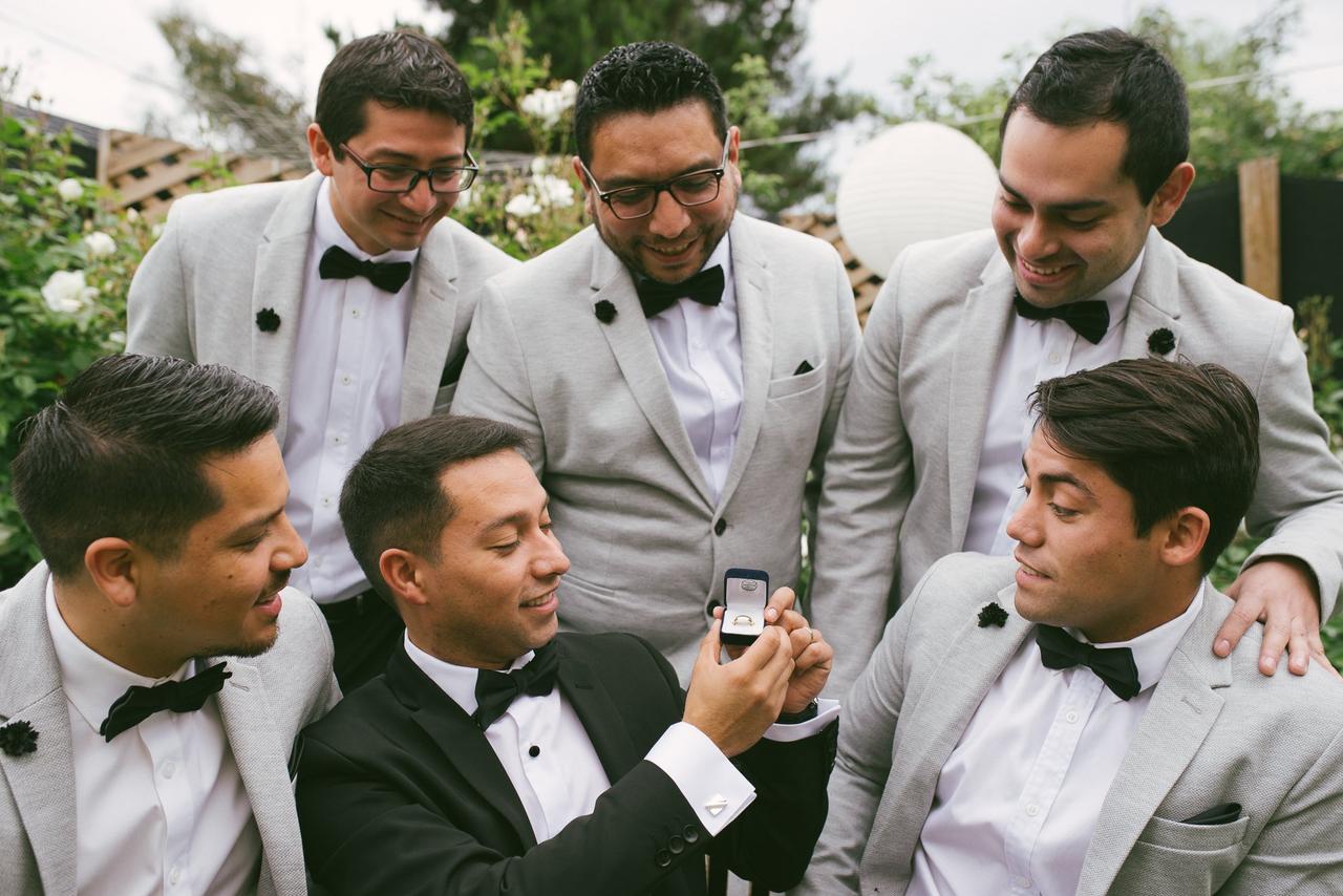 padrinos de matrimonio juntos con el novio