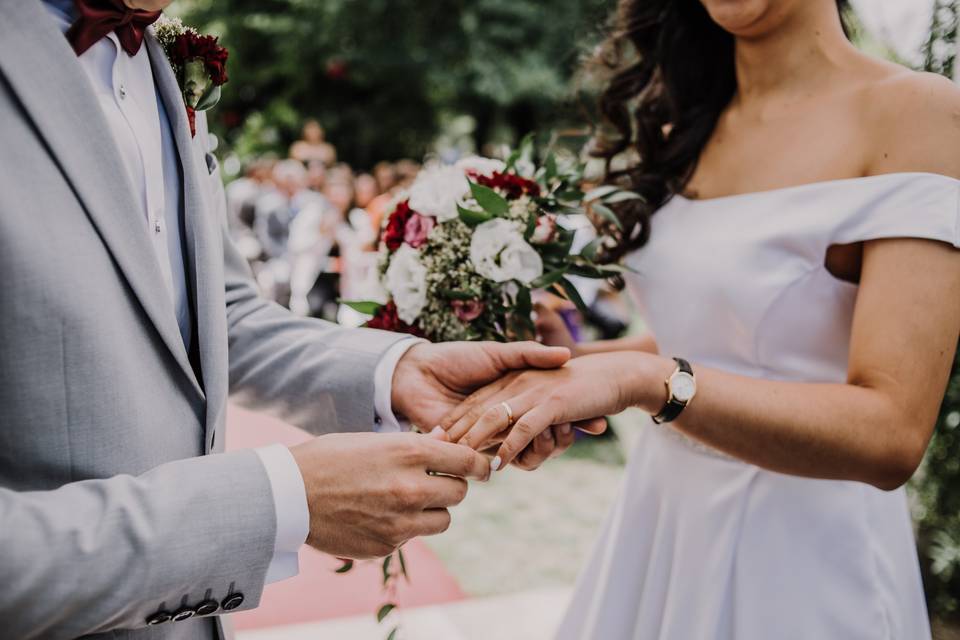 novios y anillos de matrimonio