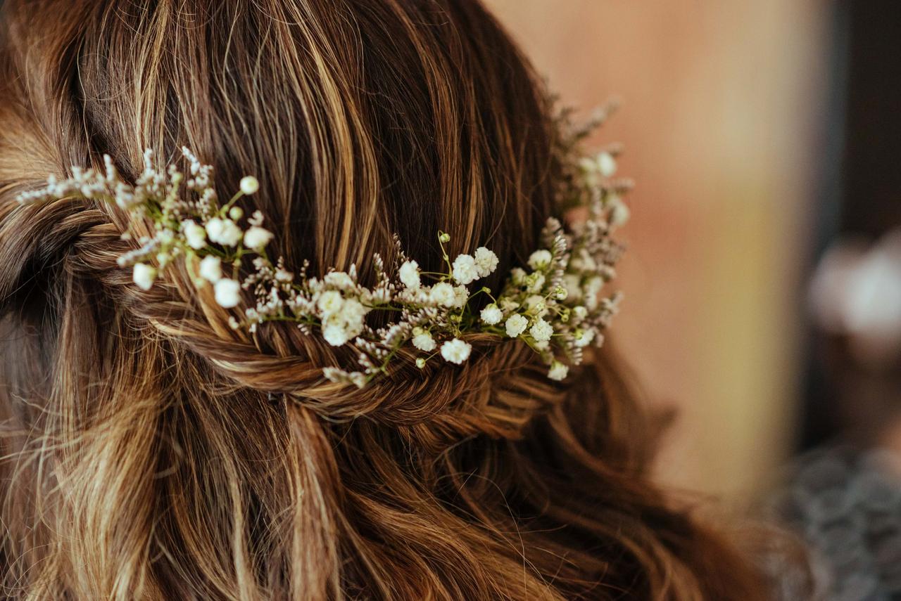 Peinados novias trenza de espiga con flores naturales  La bruja con tacón  de aguja