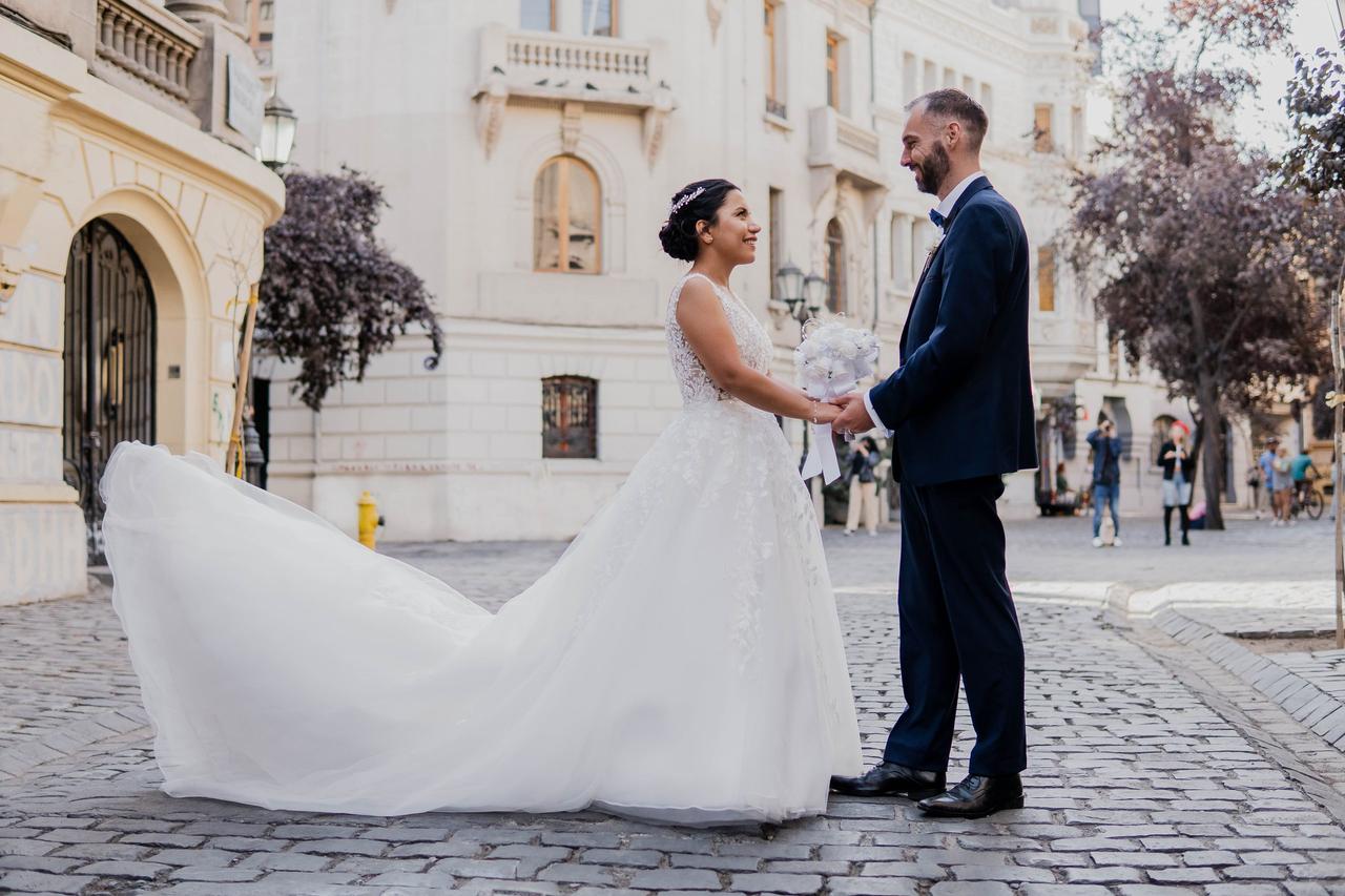 Pareja de novios posando en el centro de Santiago
