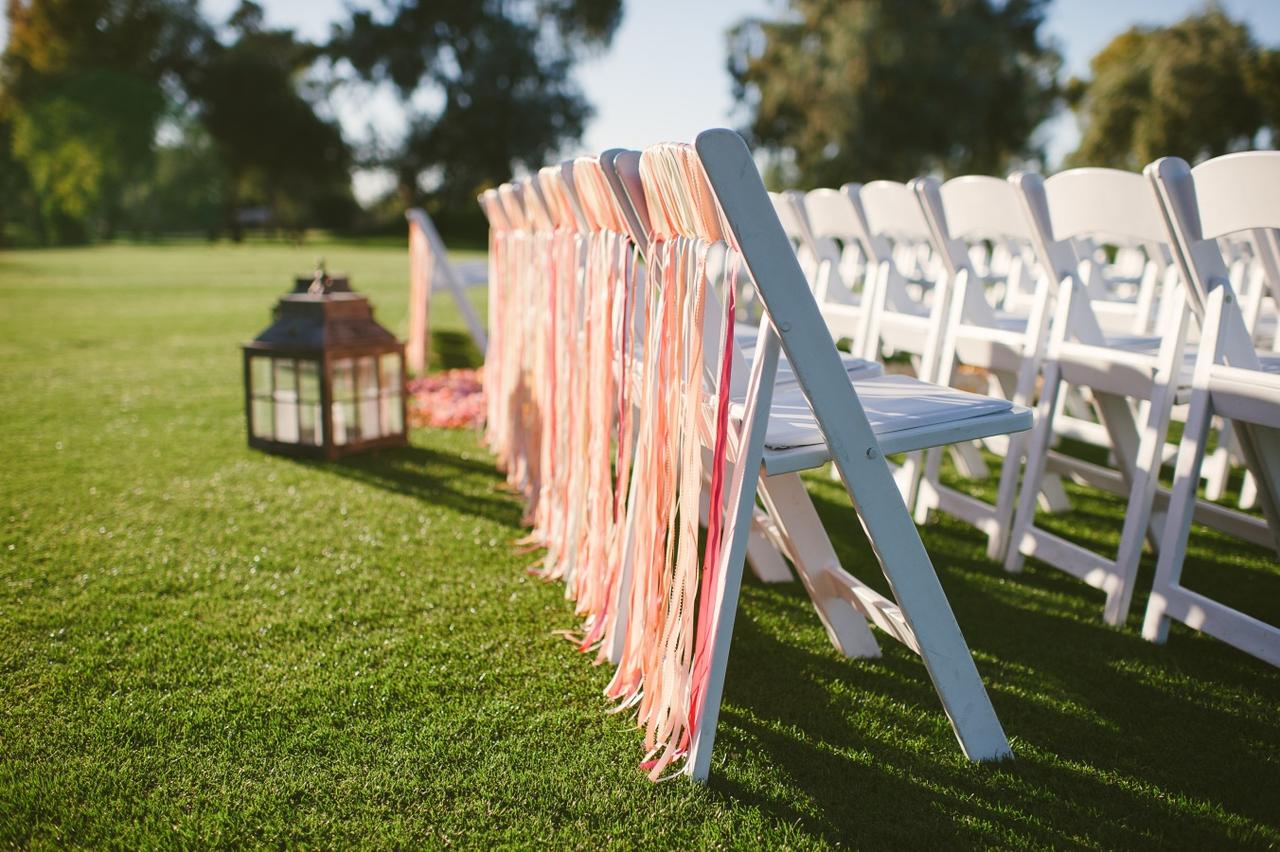 sillas blancas decoradas con cintas de colores
