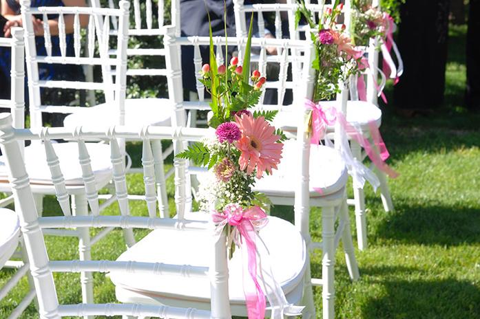 Ideas para sillas su matrimonio ¿cintas o flores?