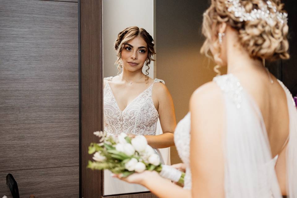 novia se mira al espejo