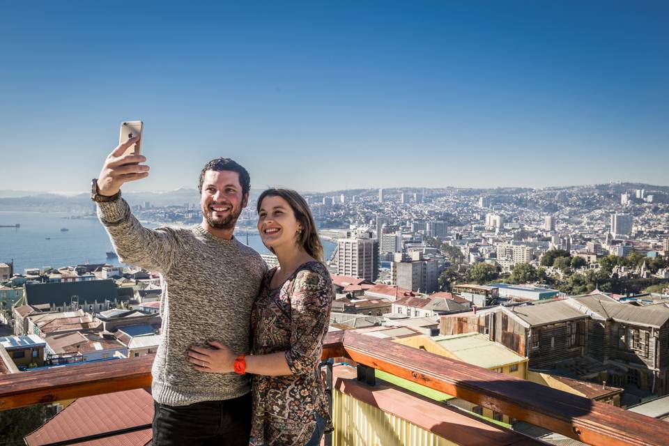 pareja que se saca un selfie en un mirador de una ciudad
