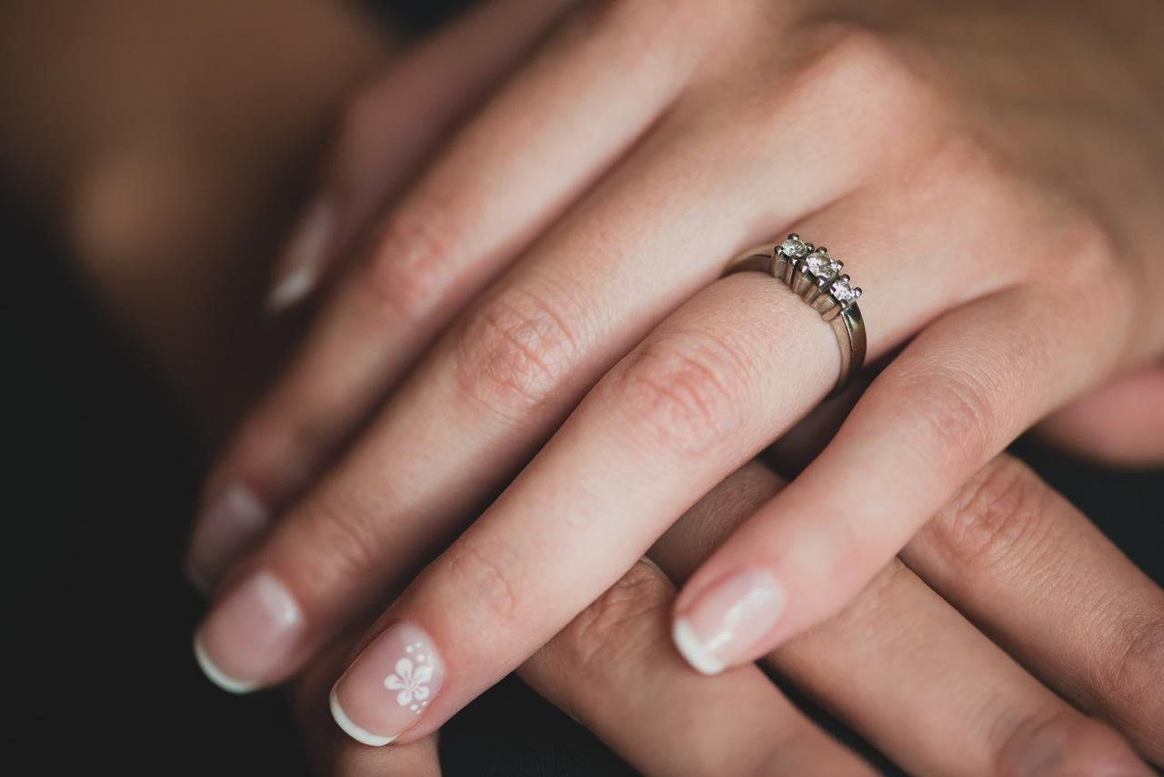 uñas con un diseño de flor