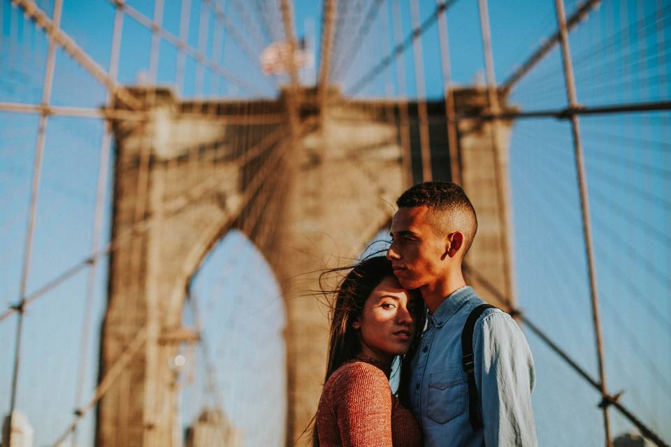 pareja en el puente de Brooklyn