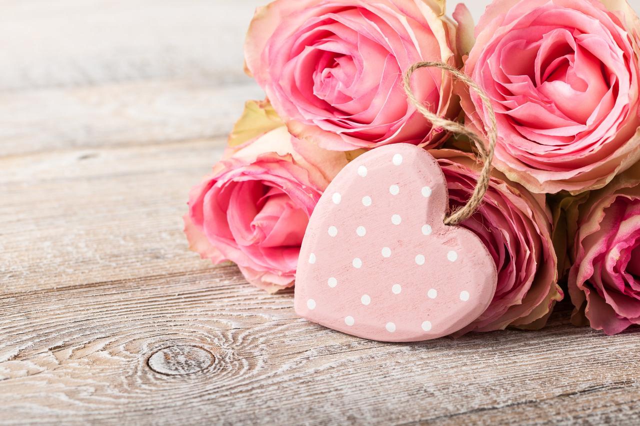 https://cdn0.matrimonios.cl/article-vendor/7355/original/1280/jpg/fresh-pink-roses-and-heart-decoration-on-wooden-fj2mvae_8_127355.jpeg