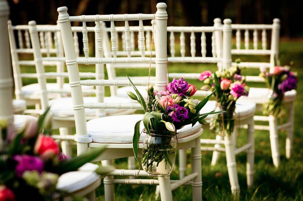 Ideas para decorar las sillas de su matrimonio ¿cintas o flores?