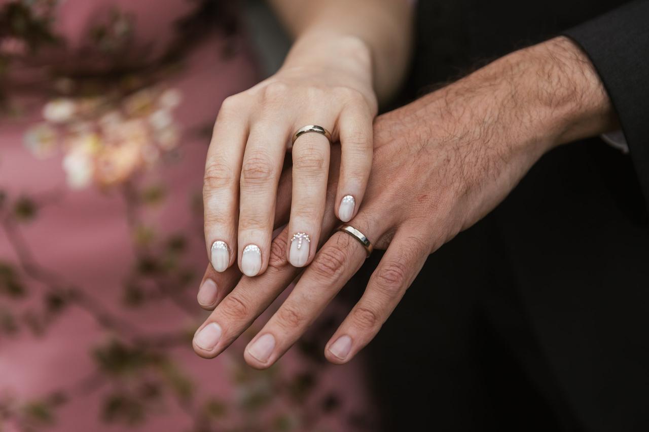 En qué mano van los anillos de matrimonio y compromiso en Chile