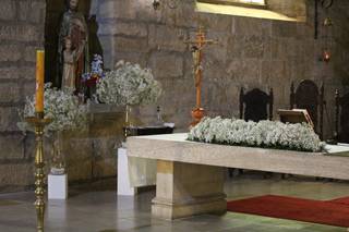 altar de iglesia con decoración floral