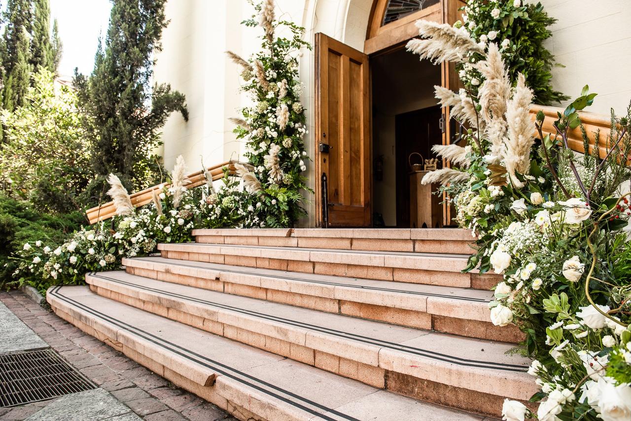 entrada de iglesia decorada con flores