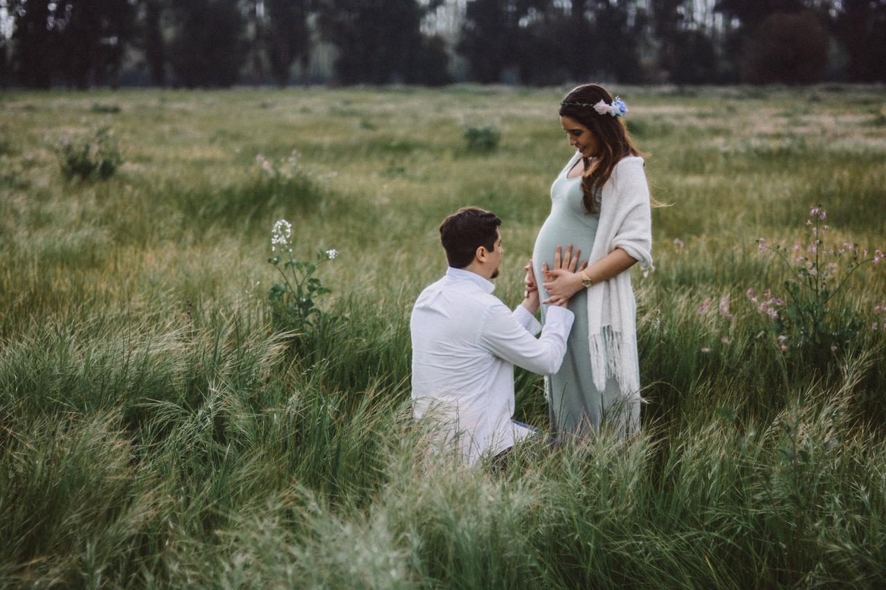 una pareja en el campo