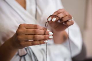 uñas blancas con brillos