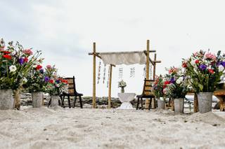 Altar de matrimonio en la playa